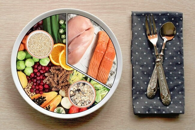 Cân bằng chế độ ăn uống   Lựa chọn thực phẩm lành mạnh có thể giúp giảm tỷ lệ mắc bệnh ung thư vú. Mỗi người ưu tiên rau, trái cây, đậu và ngũ cốc nguyên hạt, nạp protein từ gia cầm hoặc cá. 
