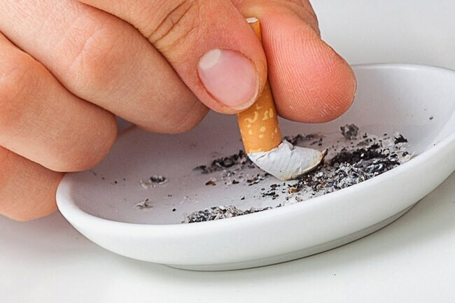Không hút thuốc lá   Sử dụng thuốc lá có liên quan đến nguy cơ mắc bệnh ung thư vú cao hơn, đặc biệt là ở những phụ nữ đã trải qua thời kỳ mãn kinh. Bạn hút bao nhiêu thuốc lá, độ tuổi hút, sử dụng trong bao lâu đều ảnh hưởng đến khả năng bạn mắc bệnh. 