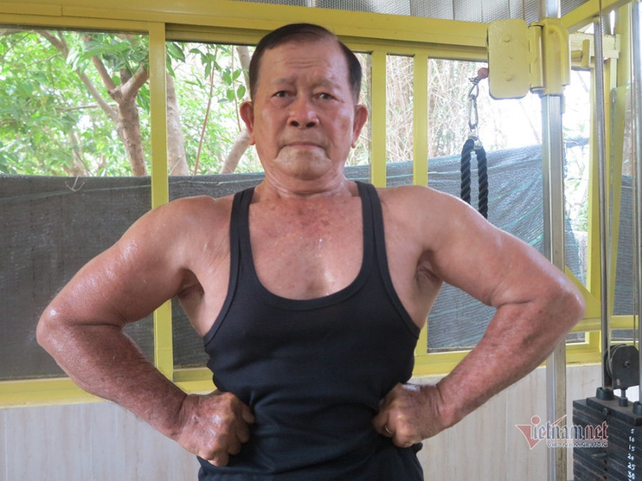 Cụ ông An Giang nhận bằng huấn luyện viên thể hình năm 80 tuổi