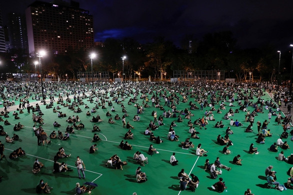 Tối 4-6, hàng ngàn dân Hong Kong thắp nến tưởng niệm Thiên An Môn - Ảnh 1.