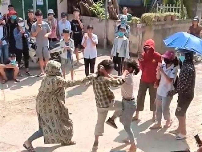 Phẫn nộ nữ sinh Tuyên Quang đánh nhau trước cổng trường, hàng trăm người cổ vũ - 1