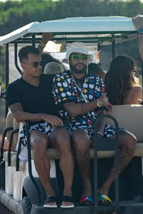 Neymar ăn diện sặc sỡ và di chuyển trên một chiếc xe golf