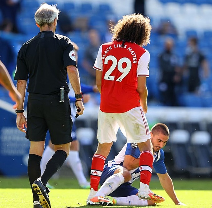 Guendouzi và Maupay va chạm sau trận đấu