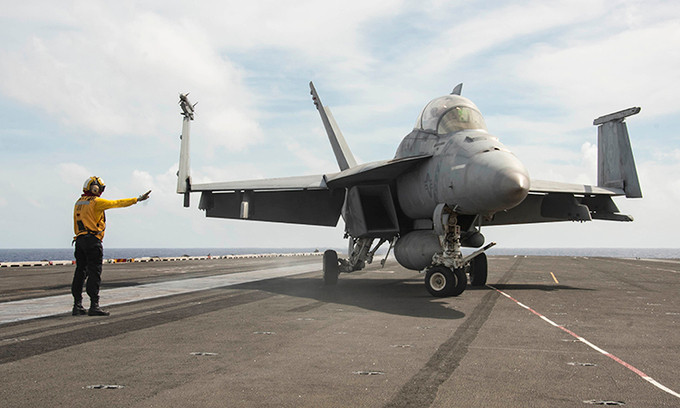 Tiêm kích F/A-18F Super Hornet chuẩn bị cất cánh từ tàu sân bay USS Ronald Reagan trên biển Biển Philippine, ngày 21/6. Ảnh: US Navy.