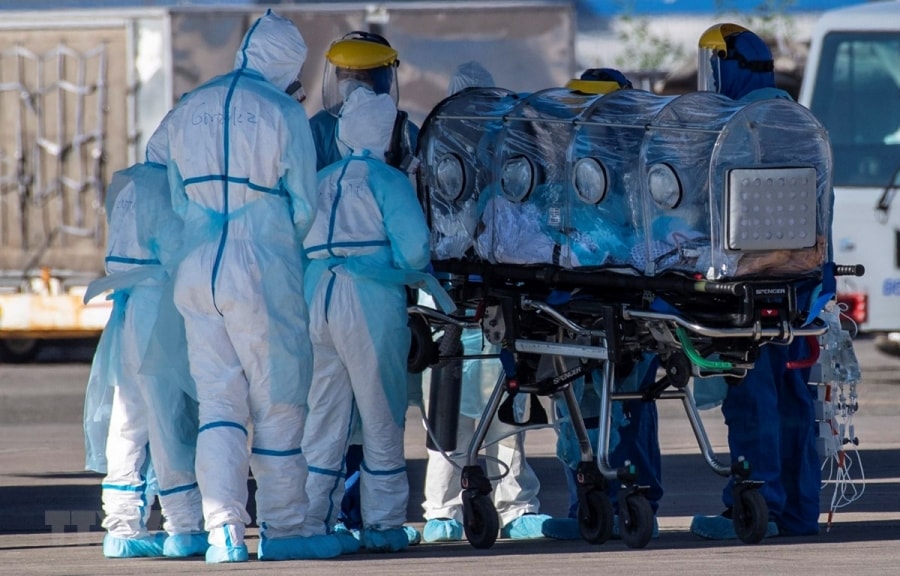 Nhân viên y tế chuyển bệnh nhân COVID-19 tới bệnh viện tại Santiago, Chile, ngày 24/5/2020. (Ảnh: AFP/TTXVN)