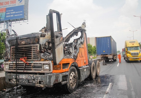 Cabin xe cháy ngùn ngụt trên xa lộ, tài xế tháo thùng container để cứu hàng - Ảnh 3.