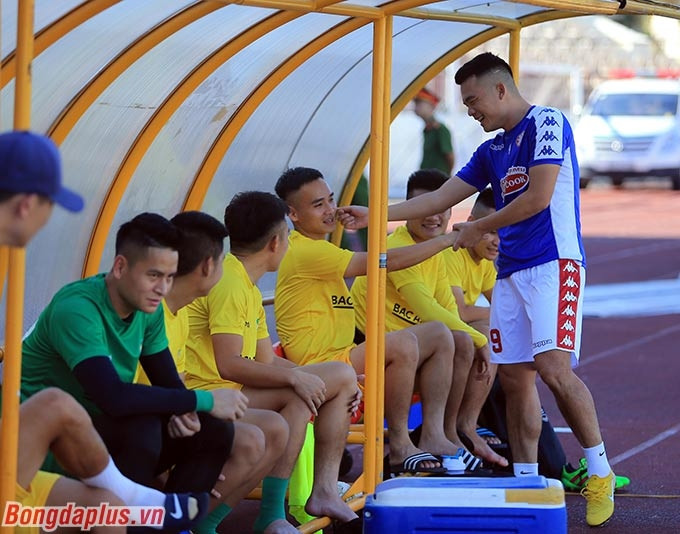 Trận đấu giữa SLNA và TP.HCM là dịp để nhiều cầu thủ như Hoàng Thịnh, Phi Sơn gặp lại đội bóng cũ 