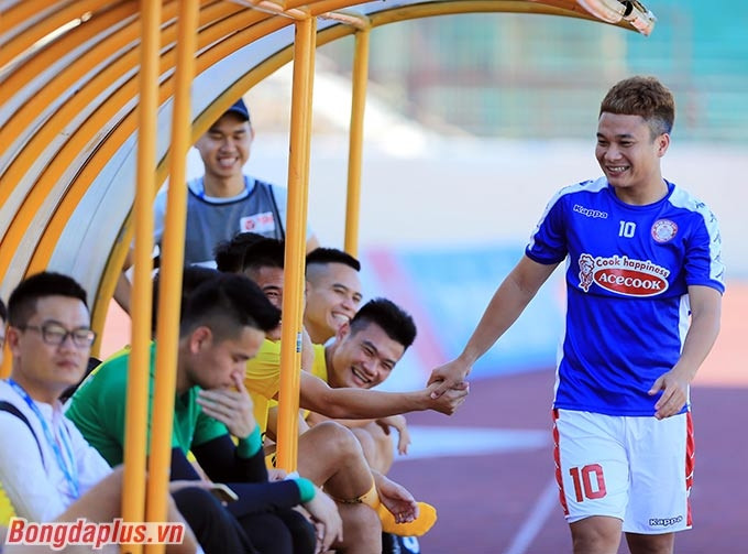 Phi Sơn bắt tay từng cầu thủ của Sông Lam Nghệ An trước trận đấu này 