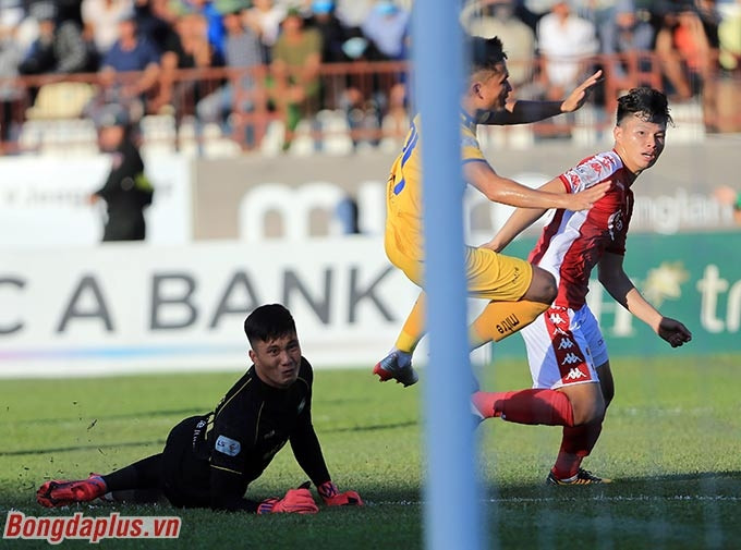 Văn Thành trở thành cầu thủ đầu tiên của V.League chọc thủng lưới SLNA 