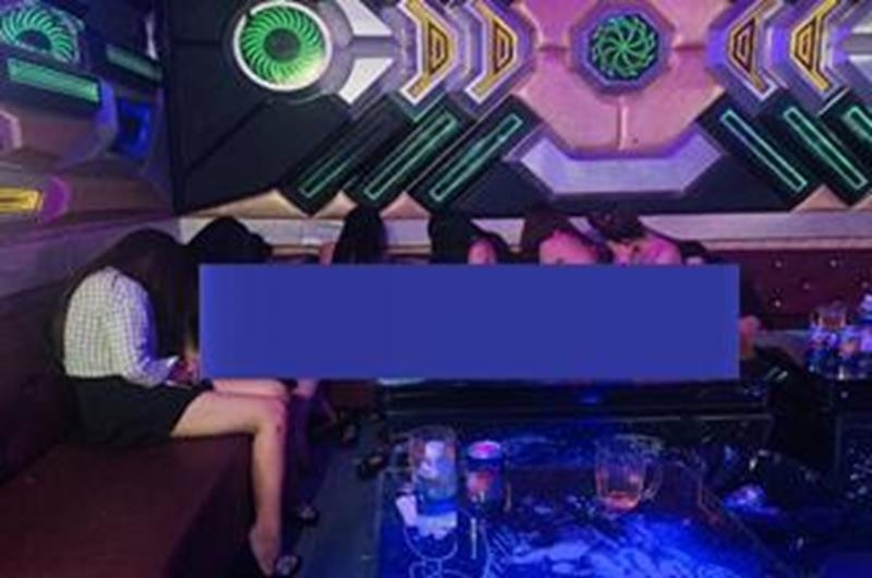 Nữ tiếp viên karaoke ở Đồng Nai thoát y phục vụ khách