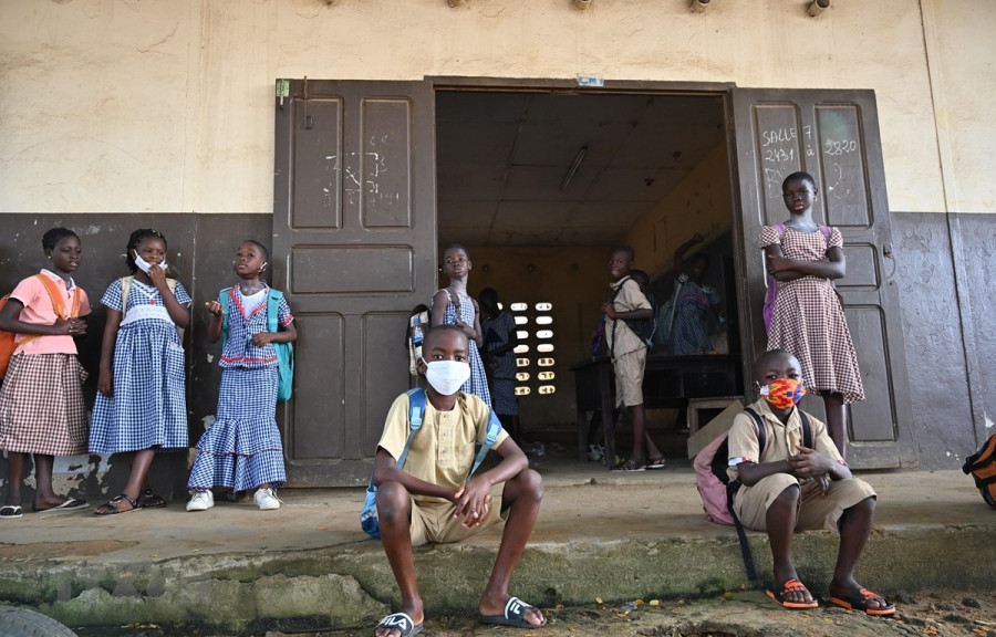 Trẻ em đeo khẩu trang phòng lây nhiễm COVID-19 tại một trường học ở Abidjan, Bờ Biển Ngà, ngày 25/5/2020. (Ảnh: AFP/TTXVN)