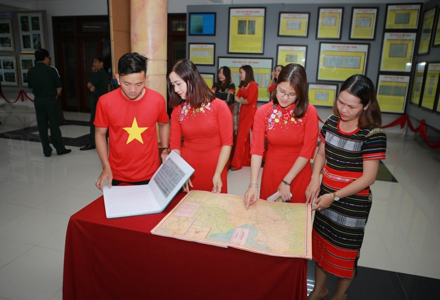 Exhibition proves Vietnam’s sovereignty over archipelagos hinh anh 6