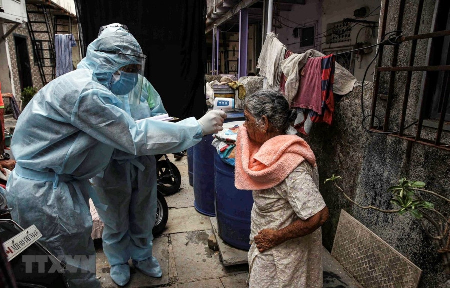 Nhân viên y tế lấy mẫu xét nghiệm COVID-19 cho người dân ở Mumbai, Ấn Độ ngày 17/6/2020. (Ảnh: THX/TTXVN)