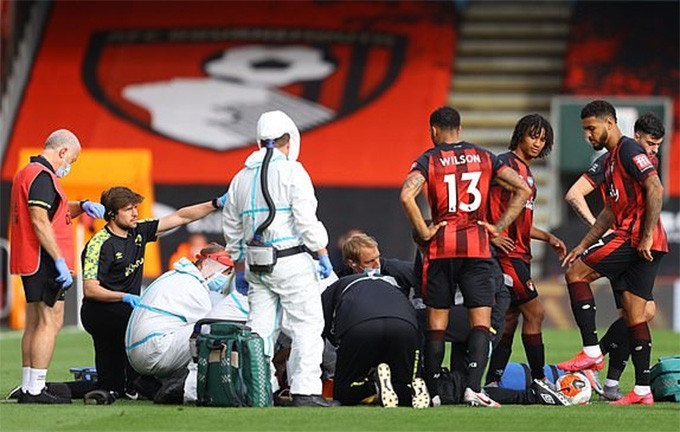 Hậu vệ Smith của Bournemouth dính chấn thương và phải rời sân bằng cáng