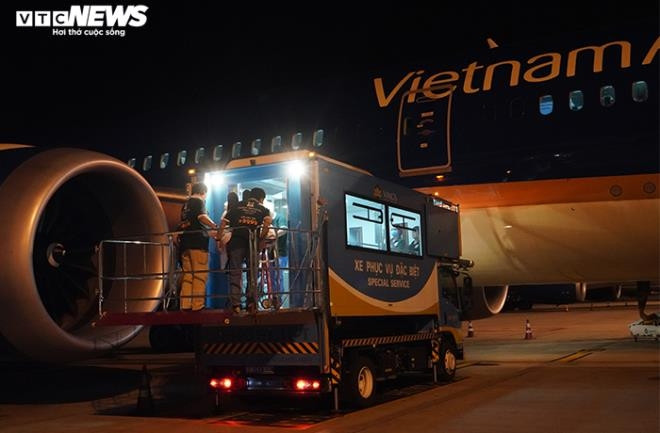 Ảnh, video: Phi công Anh lên 'siêu máy bay' Boeing 787-10 rời Việt Nam về nước - 3