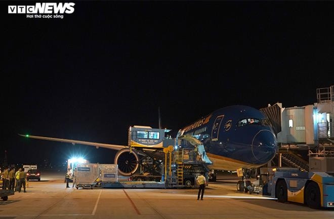 Ảnh, video: Phi công Anh lên 'siêu máy bay' Boeing 787-10 rời Việt Nam về nước - 7