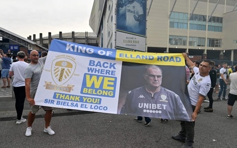 NHM Leeds United tri ân HLV Bielsa