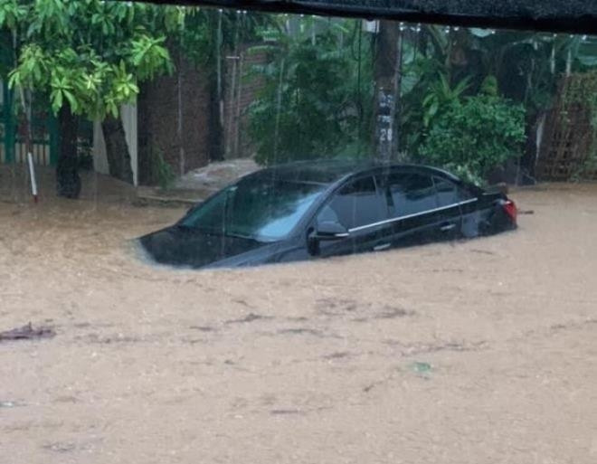 Hà Giang mưa sầm sập từ đêm tới sáng, nhấn chìm nhiều ô tô - 4