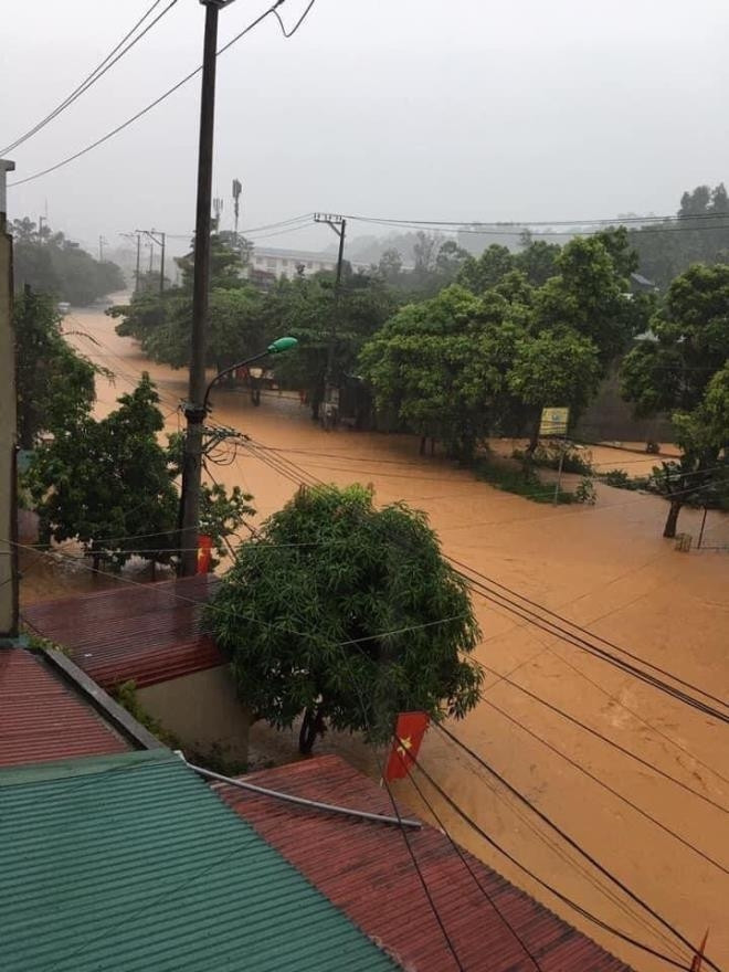 Hà Giang mưa sầm sập từ đêm tới sáng, nhấn chìm nhiều ô tô - 6