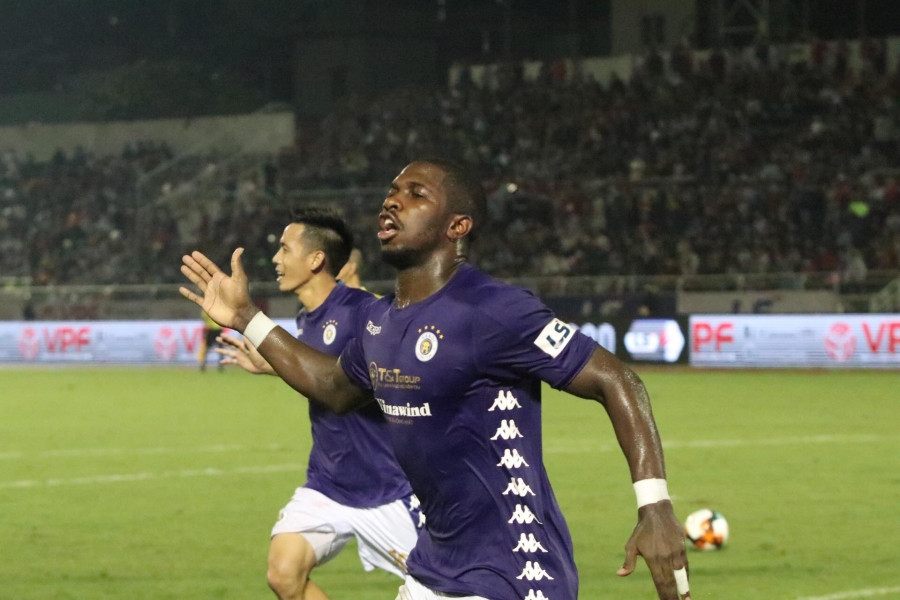 Niềm vui của Rimario sau khi ấn định chiến thắng 3-0 cho Hà Nội - Ảnh: Hữu Thành 