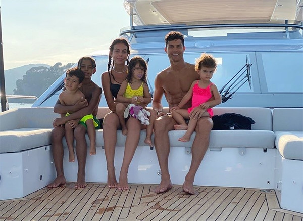 Bức ảnh chụp cả nhà Ronaldo trên du thuyền sang trọng