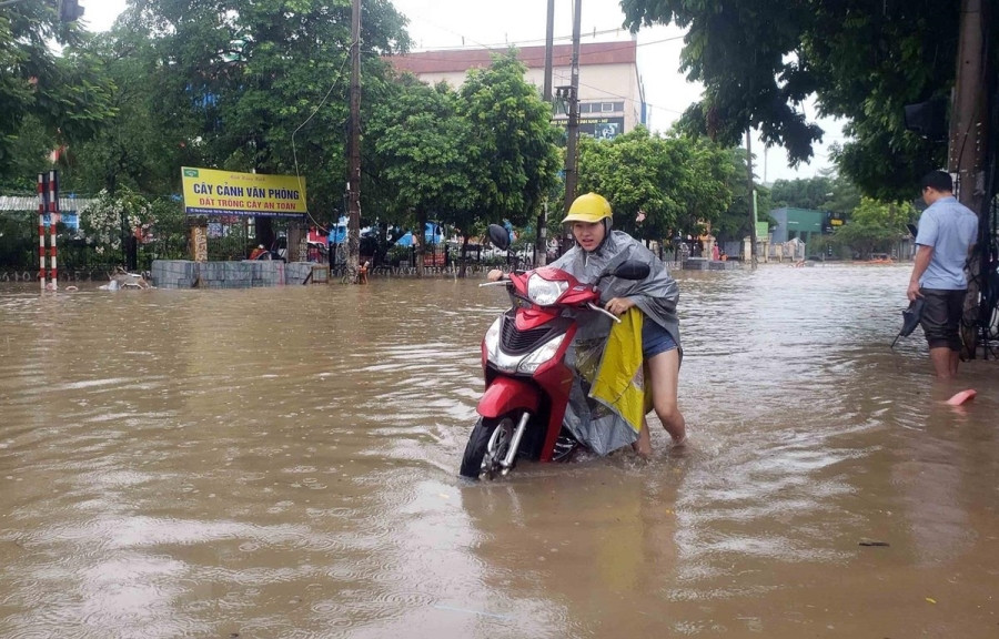 Đường Tôn Đức Thắng (thành phố Vĩnh Yên, tỉnh Vĩnh Phúc) bị ngập sâu do mưa lớn. (Ảnh: Hoàng Hùng/TTXVN)