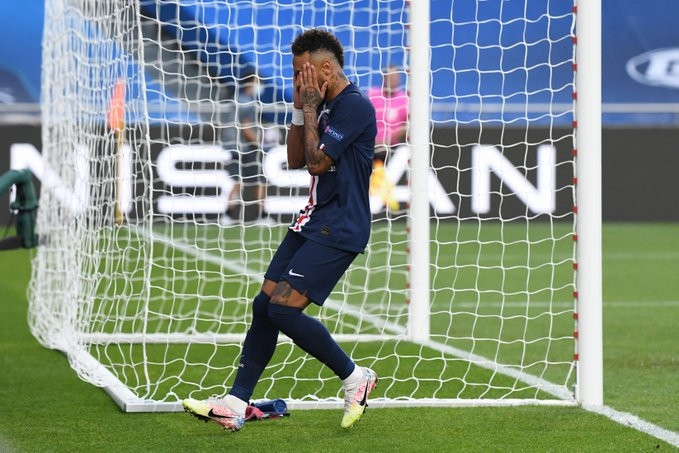 Neymar 2 lần dứt điểm trúng cột dọc trong hiệp 1