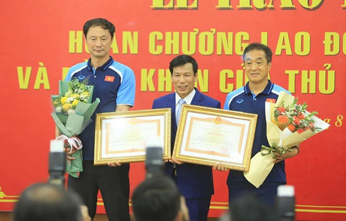 Hai trợ lý Kim Han Yoon (bìa phải) và Lee Young Jin (bìa trái) nhận bằng khen của Thủ tướng Chính phủ 