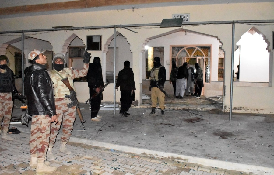 Lực lượng an ninh Pakistan điều tra tại hiện trường vụ đánh bom đền thờ Hồi giáo ở Quetta, thủ phủ tỉnh Balochistan ngày 10/1/2020. (Ảnh: THX/TTXVN)