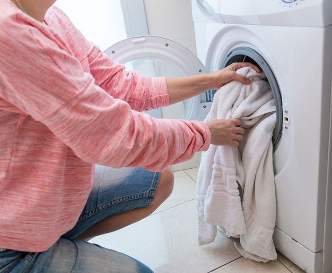 Làm khô quần áo nhanh hơn bằng khăn khôThủ thuật này sẽ giúp bạn tiết kiệm cả thời gian và năng lượng khi sấy quần áo. Trước khi bắt đầu máy sấy, hãy quăng khăn khô vào các đồ ướt và khởi động máy trong chu kỳ 15 phút. Khăn sẽ hút ẩm trên quần áo của bạn, đồng nghĩa với việc nó sẽ cắt giảm một nửa thời gian sấy. Tất nhiên, điều này có nghĩa là bạn sẽ kết thúc với một chiếc khăn ướt và bạn sẽ phải phơi khô trong không khí, nhưng ưu điểm vượt trội hơn nhược điểm ở đây.