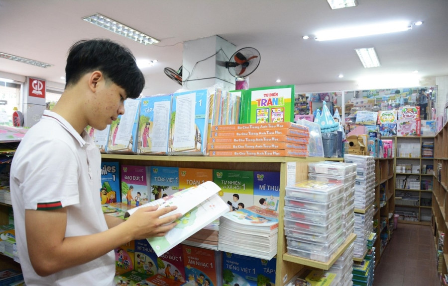 Sách giáo khoa mới sẽ được áp dụng trong các nhà trường từ năm học 2020-2021. (Ảnh: PM/Vietnam+)
