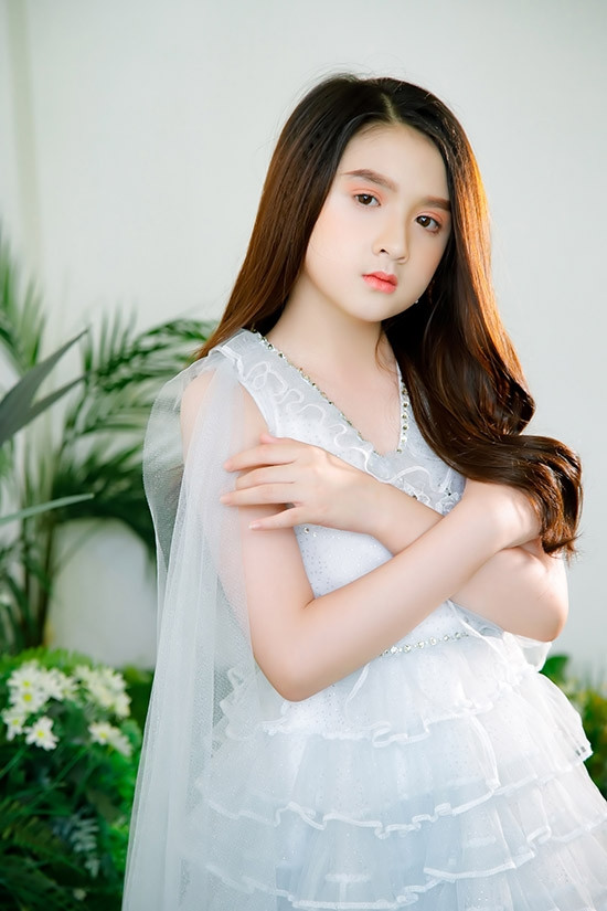 Nhóc tỳ 9 tuổi cho biết bé yêu quý, thần tượng Hoa hậu Hương Giang nên khi được nhận xét giống bản chính, Diễm Quỳnh rất vui.