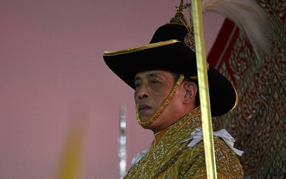 Người Thái phá vỡ cấm kỵ 90 năm, công khai thách thức hoàng gia - Ảnh 1.