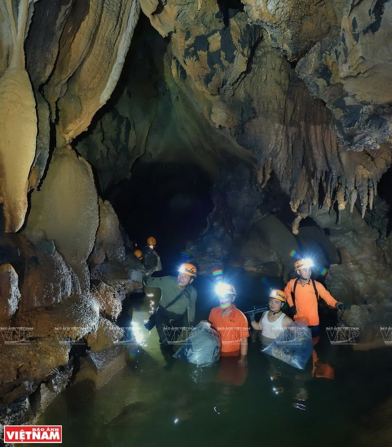 Exploring Cha Loi cave hinh anh 4