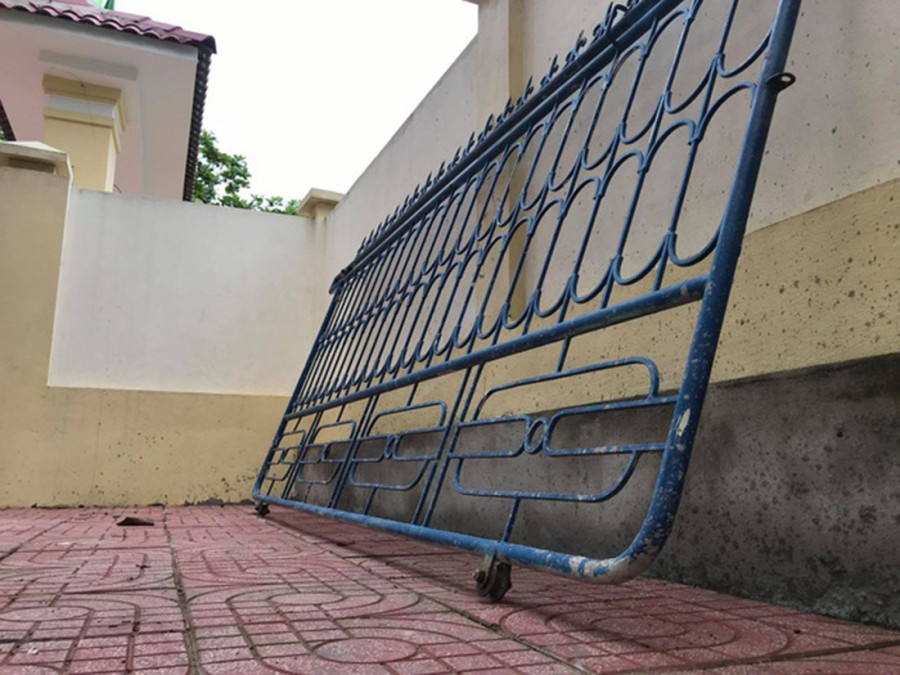 Cổng trường ở Nghệ An đổ sập, đâm xuyên chân một học sinh