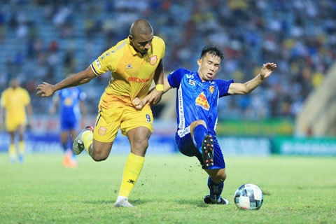Cầu thủ Quảng Nam (phải) thất thế trong pha tranh chấp khi gặp DNH.NĐ - Ảnh: Đức Cường