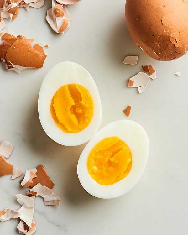 Một quả trứng luộc sẽ giúp thoả cơn đói lòng lúc đêm khuya mà không ảnh hưởng đến cân nặng.