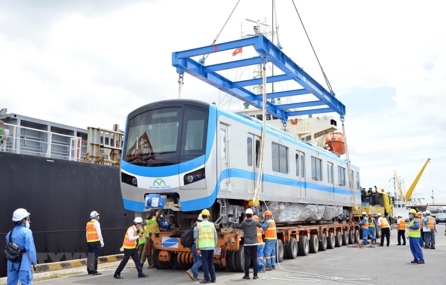 Toa xe đầu tiên của đoàn tàu tuyến metro số 1 được tháo dỡ, đưa xuống xe vận chuyển. (Ảnh: Tiến Lực/TTXVN)