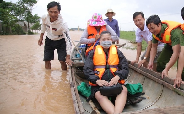 Thủ tướng: Lũ lớn cũng không để người dân đói, rét, không có chỗ ở - Ảnh 1.