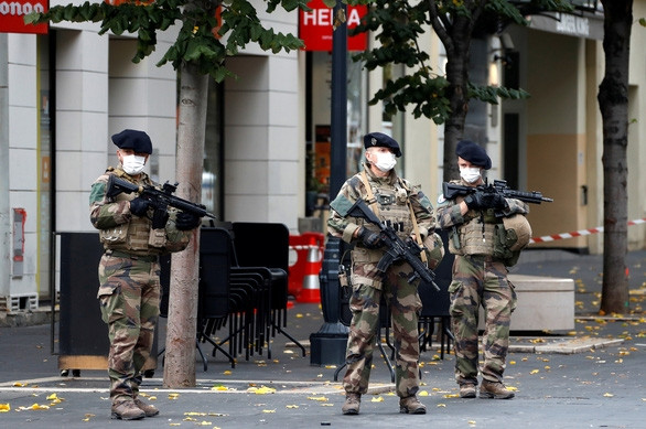 Pháp nâng báo động khủng bố lên cao nhất sau vụ chặt đầu tại Nice - Ảnh 1.