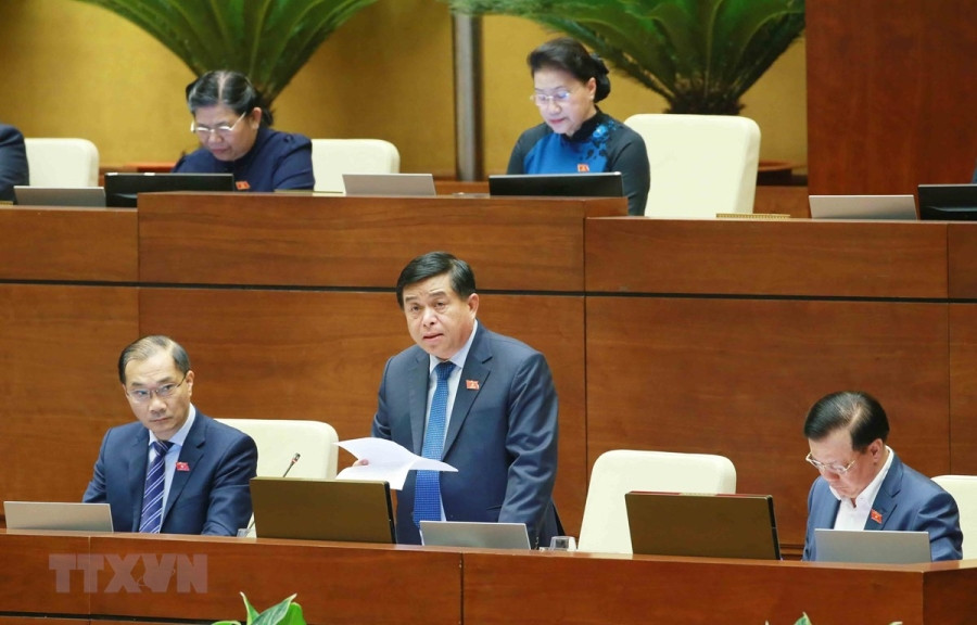 Bộ trưởng Bộ Kế hoạch và Đầu tư Nguyễn Chí Dũng giải trình làm rõ vấn đề đại biểu Quốc hội nêu. (Ảnh: Phương Hoa/TTXVN)