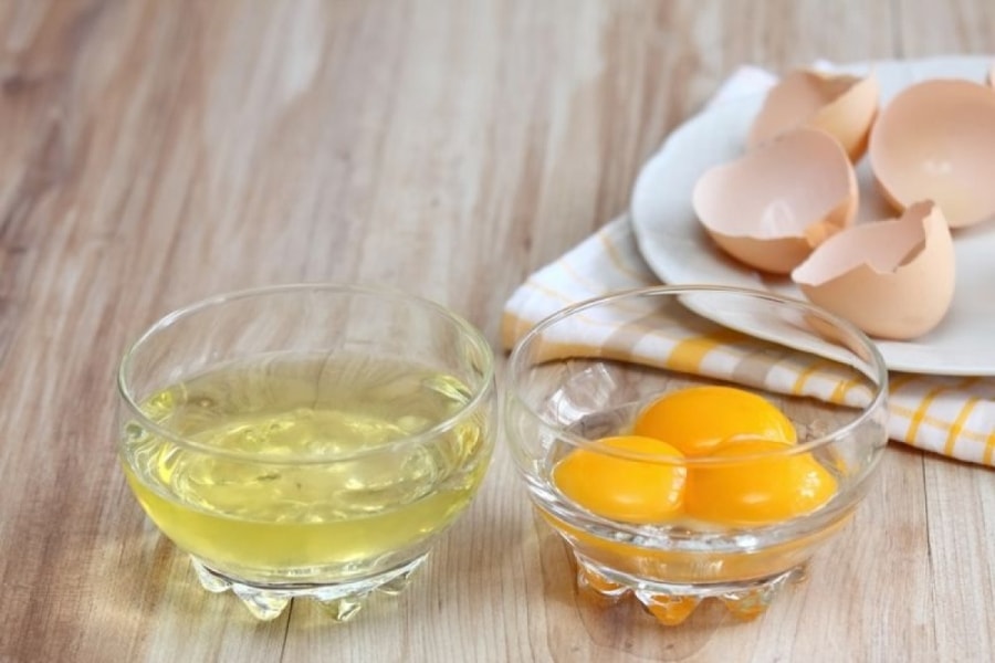 Lòng trắng trứng: Lòng trắng trứng từ lâu đã được sử dụng rộng rãi như một phương thức phục hồi tóc. Trứng giàu protein và các chất khác có tác dụng phục hồi tóc hư tổn, cho tóc vẻ ngoài óng mượt và đầy sức sống. Bạn chỉ cần tách lòng trắng trứng, khuấy đều trong vài giây, thoa lên tóc rồi xả sạch sau 15 phút.