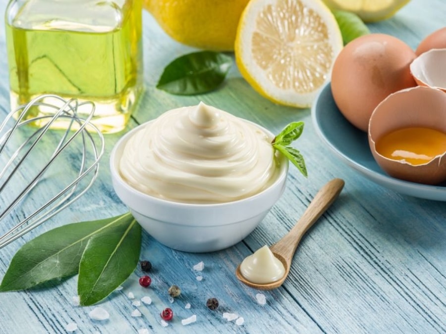 Xốt mayonnaise: Xốt mayonnaise rất giàu các dưỡng chất giúp tóc khỏe mạnh và óng mượt. Bạn có thể sử dụng mayonnaise như dầu xả, thoa đều lên tóc sau khi gội rồi, mát xa trong vài phút rồi xả sạch với nước.