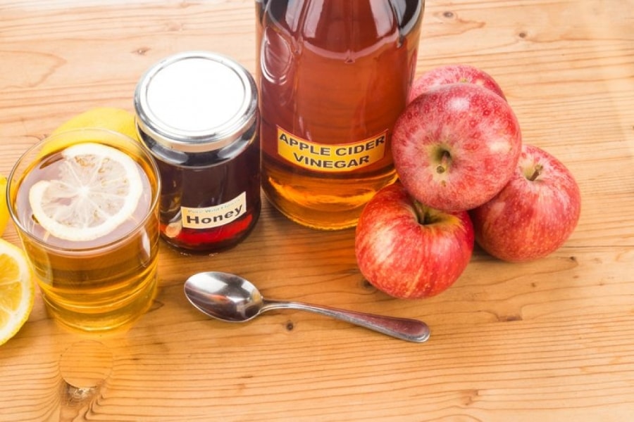 Giấm táo: Giấm táo nổi tiếng giàu vitamin, khoáng chất và các chất chống oxy hóa, nhờ đó rất hiệu quả trong việc phục hồi tóc. Giấm táo thậm chí còn giúp đánh bay gàu và kích thích mọc tóc. Bạn chỉ cần hòa giấm táo với nước ấm rồi sử dụng hỗn hợp để xả tóc.