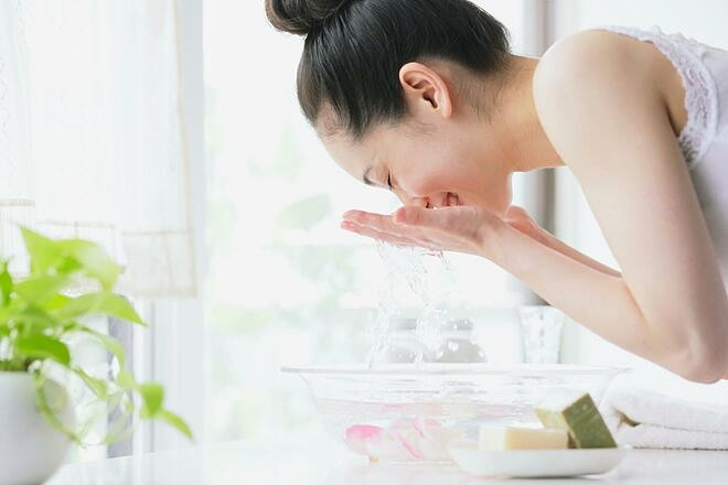 Rửa mặt bằng nước lạnh mang đến nhiều lợi ích cho làn da.