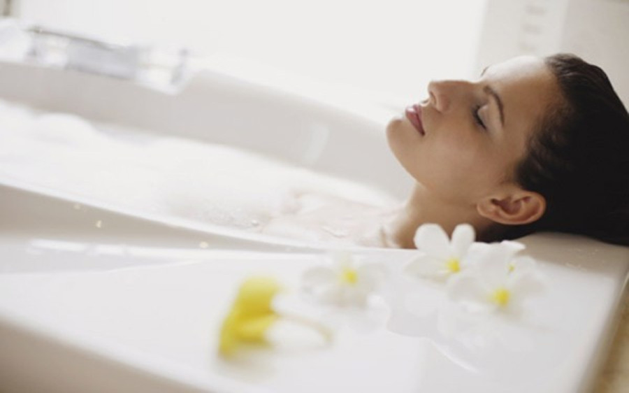 Tắm: Ngâm mình trong làn nước ấm áp sẽ giúp giải tỏa những căng thẳng và cải thiện giấc ngủ hiệu quả.