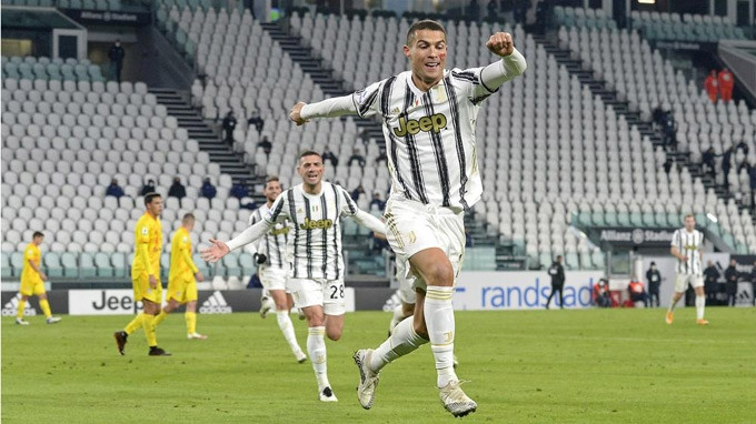 Ronaldo tỏa sáng với cú đúp vào lưới Cagliari đêm qua