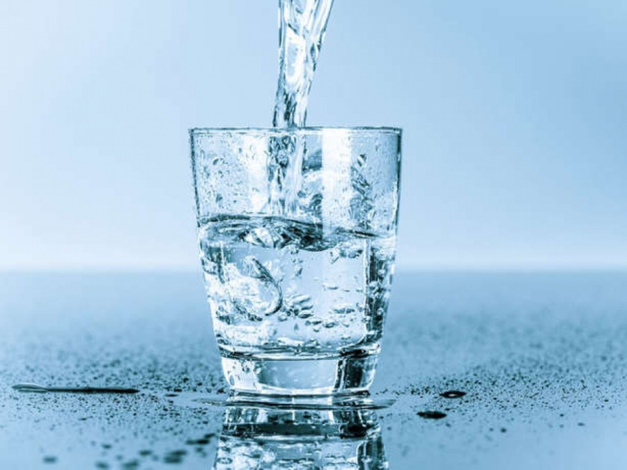 Nước: Một trong những nguyên nhân chính gây hôi miệng là do khô miệng. Nếu bạn không uống đủ nước, cơ thể sẽ bị thiếu nước, tuyến nước bọt sẽ không tiết đủ nước bọt, và điều này sẽ khiến hơi thở bạn có mùi khó chịu.