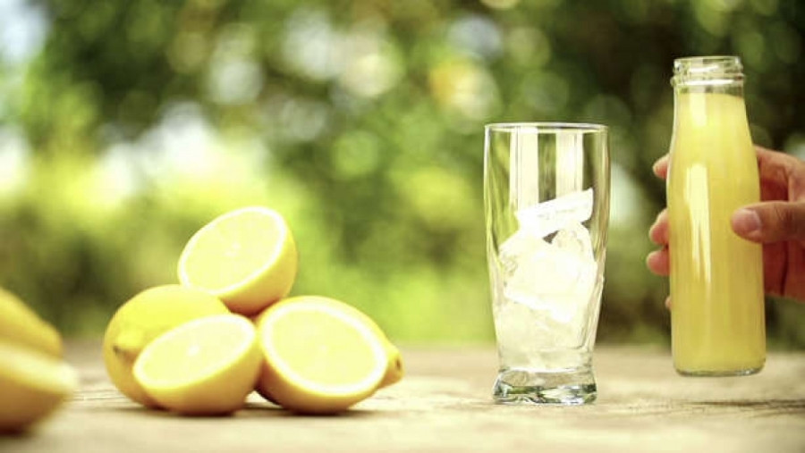 Nước chanh: Nước chanh giàu axit citric giúp kích thích sản sinh nước bọt, từ đó loại bỏ mùi hôi khó chịu trong khoang miệng.