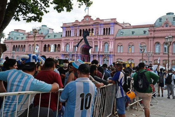 Hàng vạn người xếp hàng vào Phủ tổng thống vĩnh biệt huyền thoại Maradona - Ảnh 2.